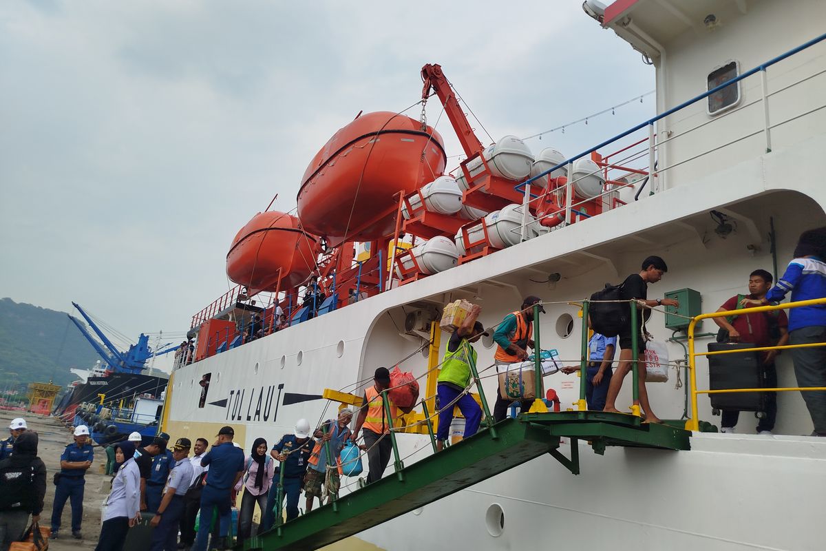 Kuli panggul di Pelabuhan Tanjung Wangi membawa barang bawaan penumpang menuju kapal Sabuk Nusantara 91 tujuan Pulau Sapeken, Madura, Selasa (25/3/2025) 
