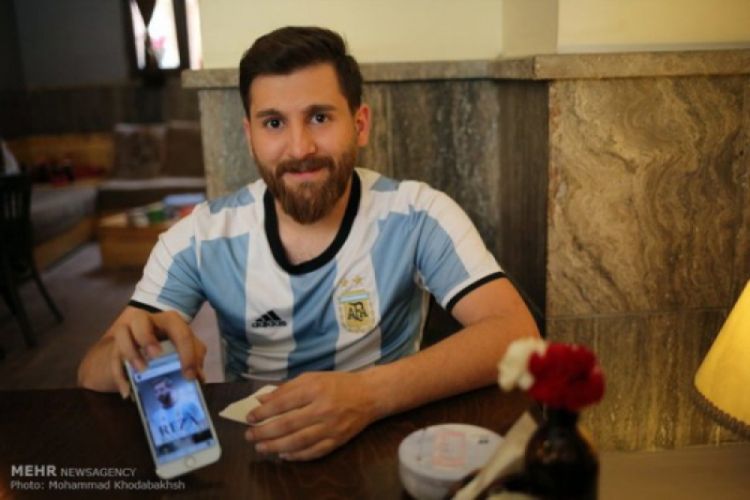 Pria asal Iran bernama Riza Perestes menunjukkan foto Lionel Messi, yang sangat mirip dengannya.