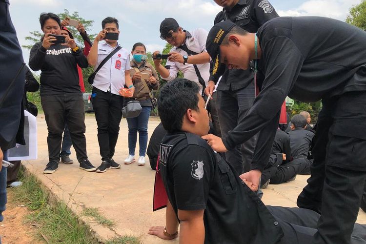 Rekontruksi kasus penganiayaan WJ (14) siswa SMA Plus Taruna Indonesia yang tewas ketika mengikuti kegiatan orientasi di Sekolah. Dalam rekontruksi tersebut, Rabu (7/8/2019).Senior korban inisial AS (17) memperagakan cara mempukul korban.