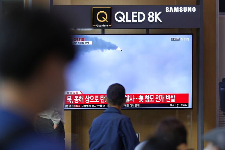 Layar TV yang menampilkan program berita yang melaporkan peluncuran rudal Korea Utara dengan rekaman file, terlihat di Stasiun Kereta Api Seoul di Seoul, Korea Selatan, Kamis, 6 Oktober 2022.