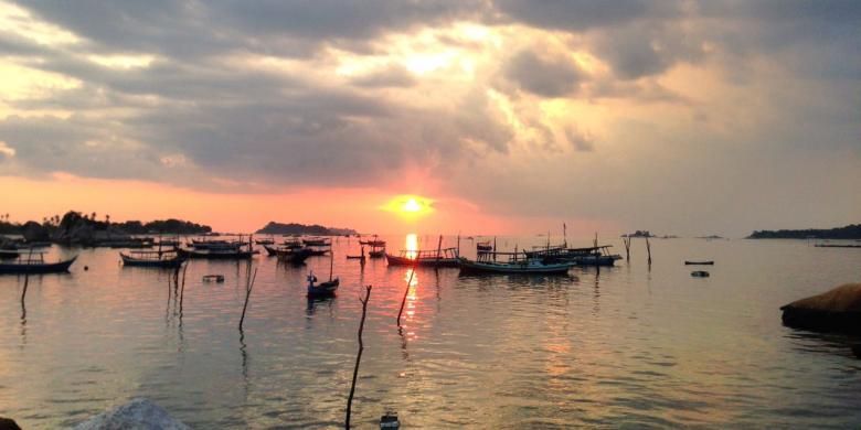 Panorama mentari menyingsing di pantai Tanjung Kelayang, Kabupaten Belitung.