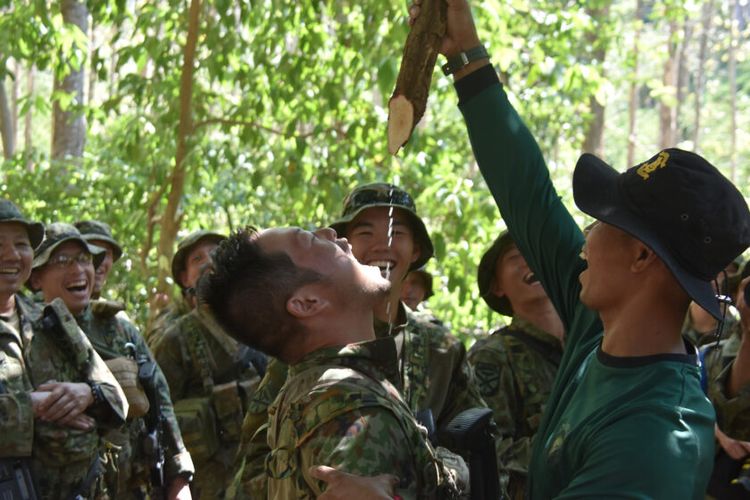 Prajurit Korps Marinir TNI Angkatan Laut mengadakan latihan bersama dengan personel militer Singapura dan Jepang, Singapore Army dan Japan Ground Self-Defense Force (JGSDF), pada Sabtu (2/9/2023).  Mereka berbagi ilmu cara bertahan hidup di hutan (jungle survival) dalam bagian Latihan Gabungan Bersama (Latgabma) Super Garuda Shield 2023 di hutan Selogiri, Kalipuro, Banyuwangi, Jawa Timur.