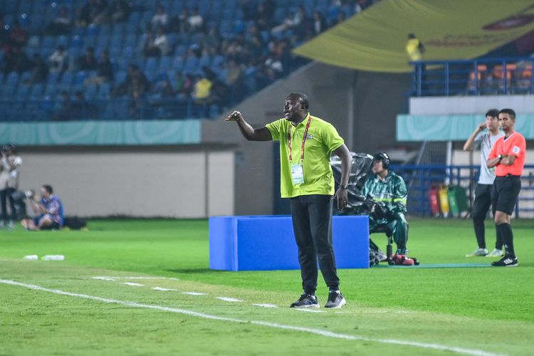 Brahima Traore mantan pemain asing Persib Bandung yang menukangi Timnas U17 Burkina Faso di Piala Dunia U17 2023 Indonesia. Brahima hadir di Stadion Si Jalak Harupat, Soreang, Kabupaten Bandung, melakoni laga Burkina Faso vs Korea Selatan pada matchday ketiga Grup E Piala Dunia U17 2023.