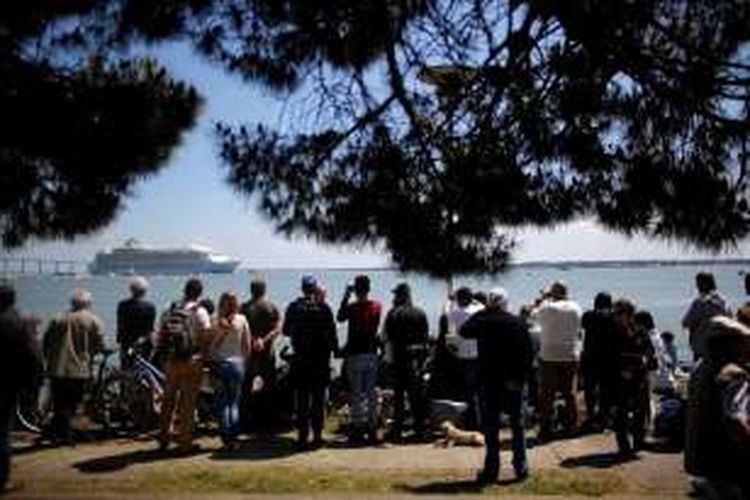 Sekitar 70.000 orang menyaksikan kapal pesiar Harmony of the Seas di sepanjang pantai kota pelabuhan Saint-Nazaire, Perancis barat, Minggu (15/5/2016).