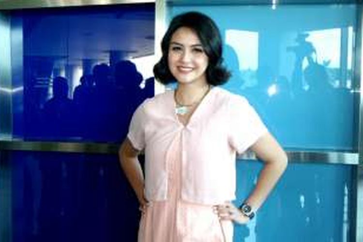 Artis peran Revalina S Temat saat diabadikan di kawasan Kebon Jeruk, Jakarta Barat, Senin (28/11/2016).