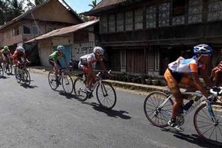 Pebalap sepeda bertanding pada etape lima Tour de Singkarak 2013 dengan rute Sawahlunto-Muara Labuh, Sumatera Barat, Kamis (6/6/2013). Pebalap dari Tabriz Petrochemical Cycling Team, Amir Kolahdozhagh tampil sebagai juara etape tesebut.