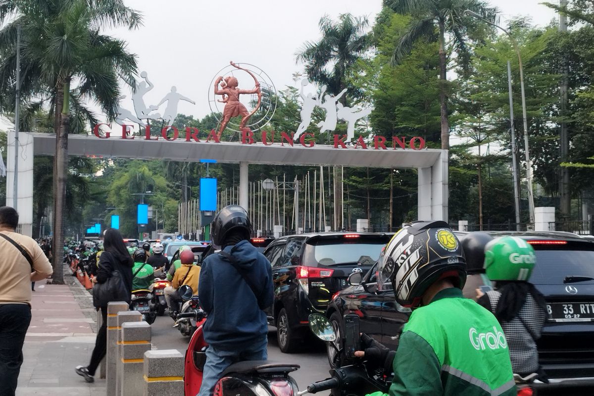 Kepadatan kawasan Komplek Gelora Bung Karno menuju Pintu Plaza Tenggara jelang konser Coldplay di SUGBK, Jakarta Pusat, Rabu (15/11/2023). (KOMPAS.com/XENA OLIVIA)