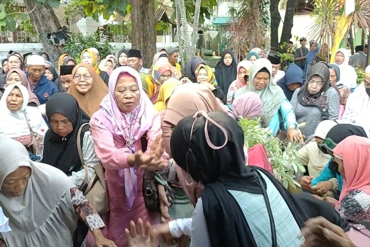 Sejumlah warga berebut uang koin yang disawer keluarga Keraton Kanoman usai berziarah di areal makam Sunan Gunung Jati Cirebon, Rabu (17/4/2024) siang. Mereka melakukan rangkaian tradisi Grebeg Syawal usai puasa Sunnah Syawal.