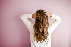 Cara Mengeringkan Rambut Keriting dan Lurus, Apakah Sama?