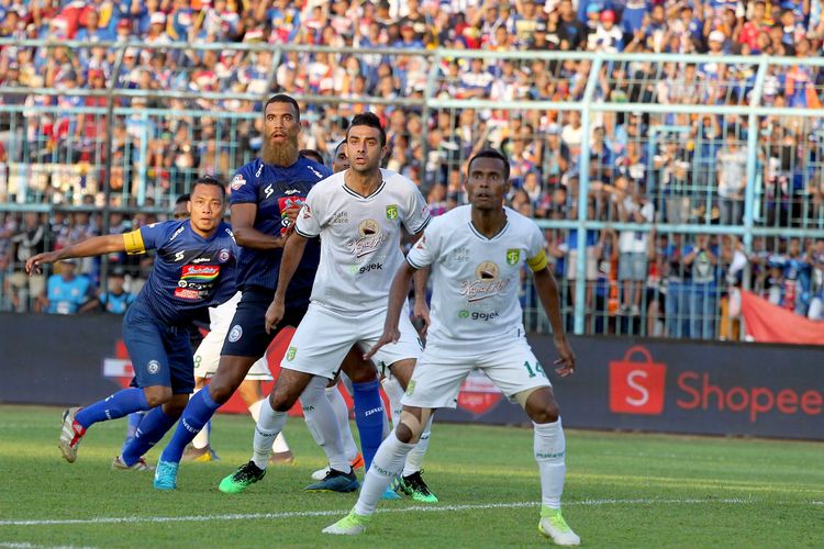 Arema FC melawan Persebaya Surabaya pada lanjutan Pekan ke-14 Liga 1 2019, di Stadion Kanjuruhan, Kabupaten Malang, Jawa Timur, Kamis (15/8/2019) sore.