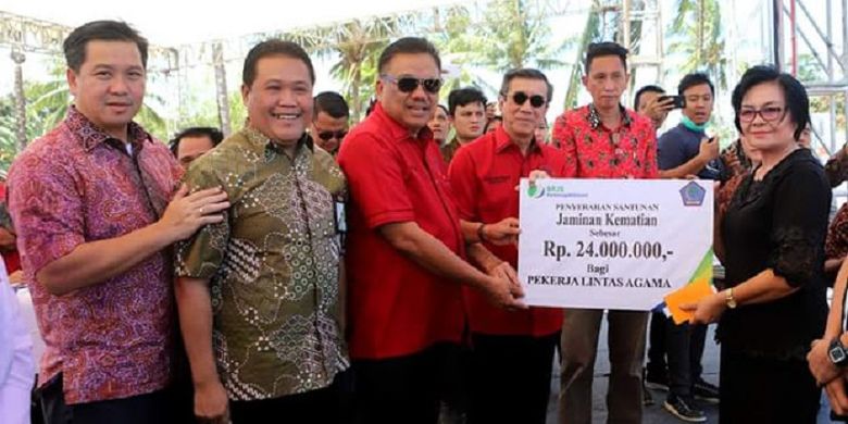 Menkumham Yasonna (ke-4 dari kanan pakai kacamata) bersama Gubernur Sulut Olly Dondokambey (ke-3 dari kanan) dan Wakil Gubernur Sulut Steven Kandow (pertama dari kanan), menyerahkan santunan pertanggungan kematian BPJS bagi penyelenggara keagamaan lintas agama.