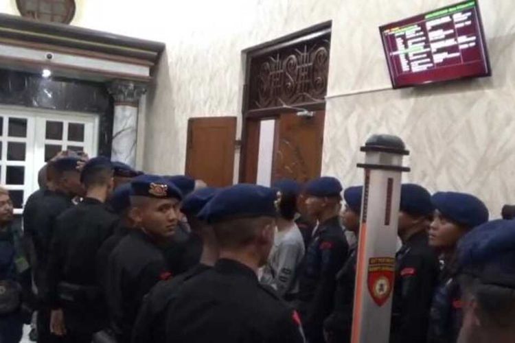 Puluhan polisi yang mengamankan jalannya sidang kanjuruhan di PN Surabaya, Selasa (14/2/2023).