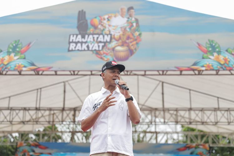 Capres nomor urut 3 Ganjar Pranowo menghadiri Hajatan Rakyat di Lapangan Wolter Monginsidi, Kota Manado, Sulawesi Utara, Kamis (1/2/2024).