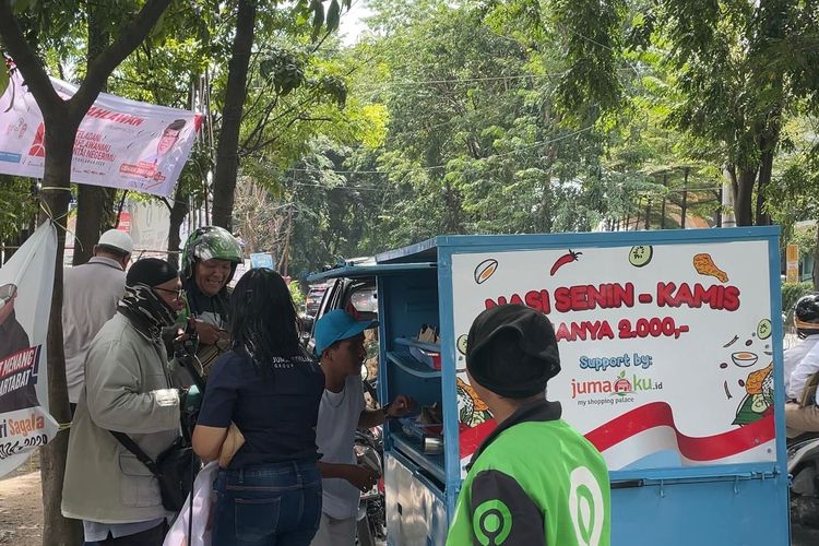 Kegiatan aksi sosial Nasi Senin-Kamis di Medan. Kegiatan ini memberikan makanan bergizi dengan harga murah Rp 2.000 per porsi. 