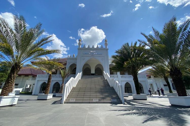 Masjid terbesar di Bogor Barat, Sadaniyah Al-Munawarah, berkapasitas hingga 5.000 jamaah yang berada di dalam kawasan Pondok Pesantren Modern Sahid. 