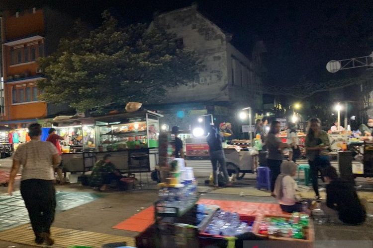 Kerumunan pedagang kaki lima (PKL) mengundang keramaian di malam takbiran di kawasan Kota Tua, Tamansari, Jakarta Barat, Sabtu (23/5/2020).