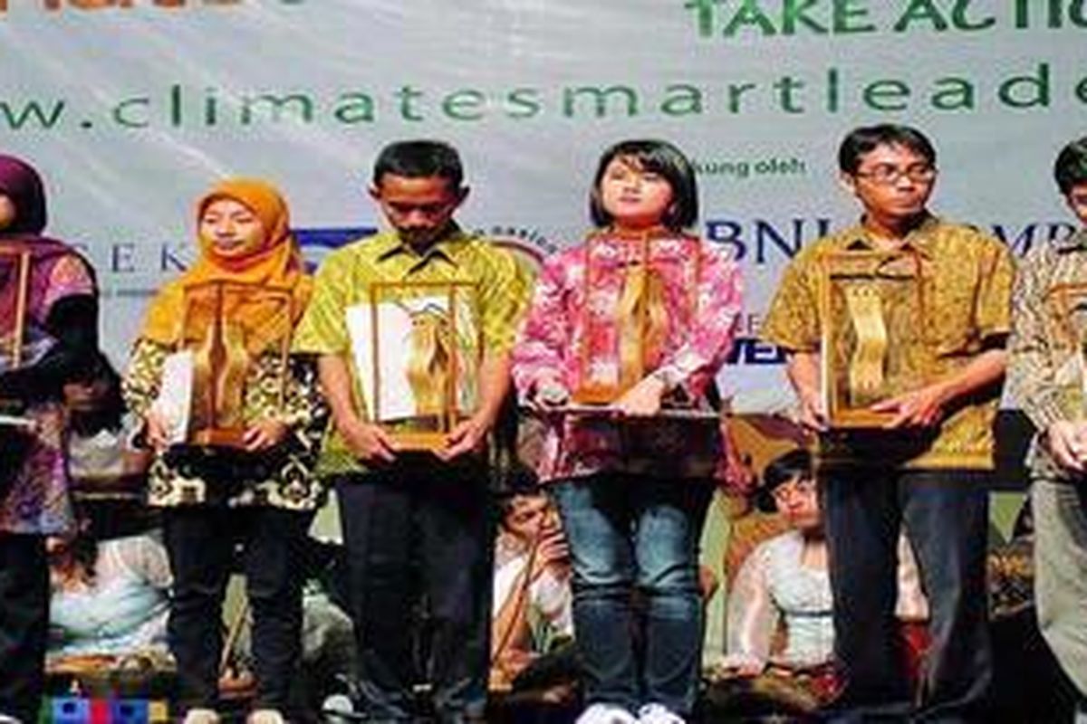 Para peraih Penghargaan Emil Salim bagi Generasi Muda berfoto bersama seusai penganugerahan di Jakarta, Minggu (24/10)