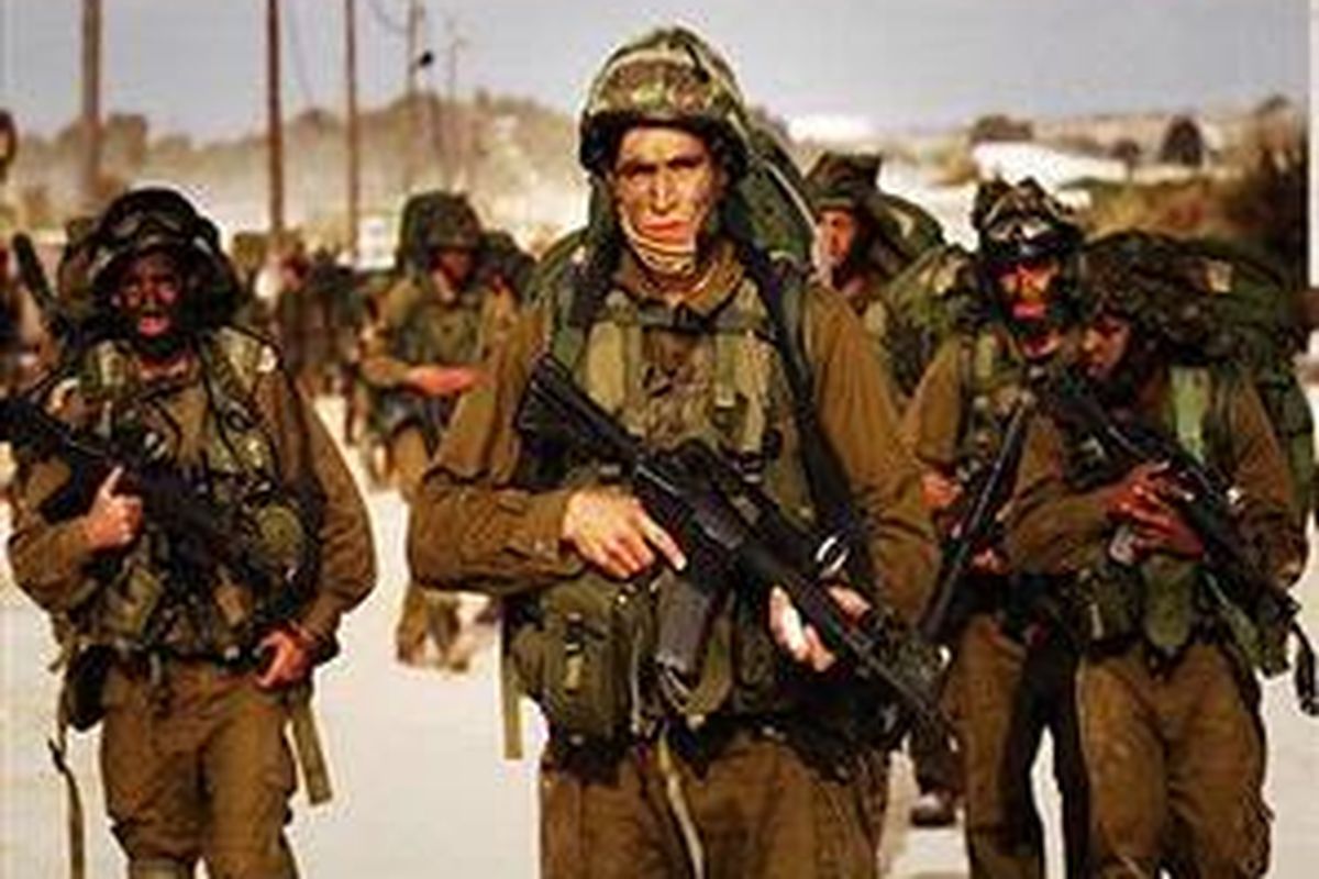 Foto kiriman Tentara Pertahanan Israel (IDF) menunjukkan ribuan pasukan cadangan Israel memasuki Jalur Gaza, Senin (12/1).