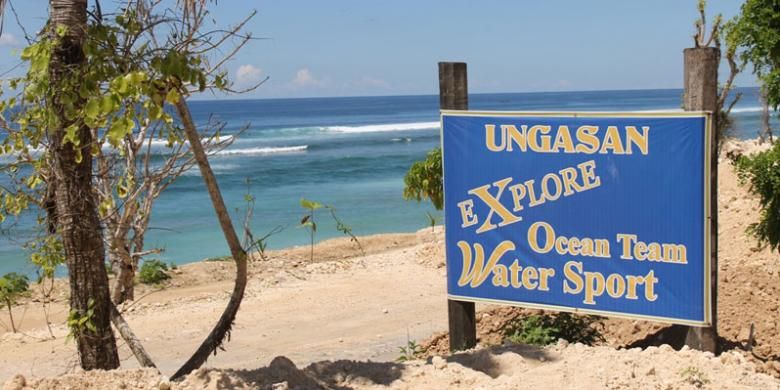 Pantai Melasti di Kecamatan Kuta Selatan, Badung, Bali, menawarkan aktivitas wisata pantai.