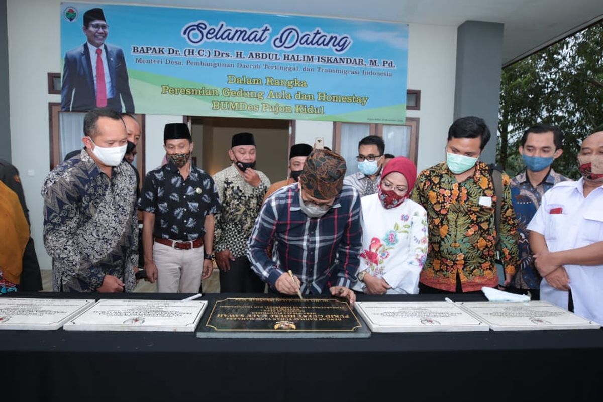 Menteri Desa, Pembangunan Daerah Tertinggal dan Transmigrasi (Mendes PDTT) Abdul Halim Iskandar saat meresmikan guest house, milik BUMDes Sumber Sejahtera di Desa Pujon Kidul, Kabupaten Malang, Jawa Timur, Jumat (27/11/2020).