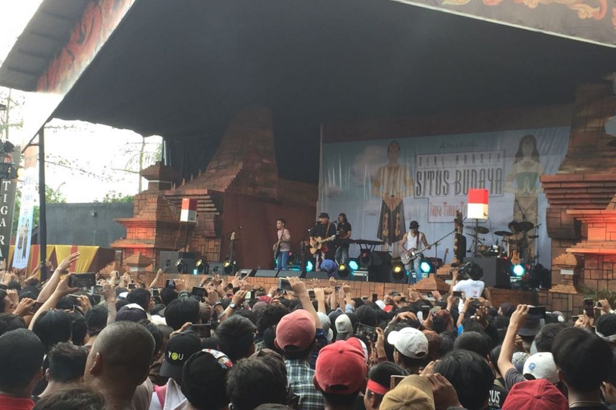 Penyanyi Iwan Fals menggelar Konser Situs Budaya: Jatim-Trowulan di PanggungKITA, Leuwinanggung, Jawa Barat, pada Sabtu (14/10/2017). Konser itu digelar untuk memberikan pembelajaran tentang sejarah Trowulan melalui sebuah konser musik.