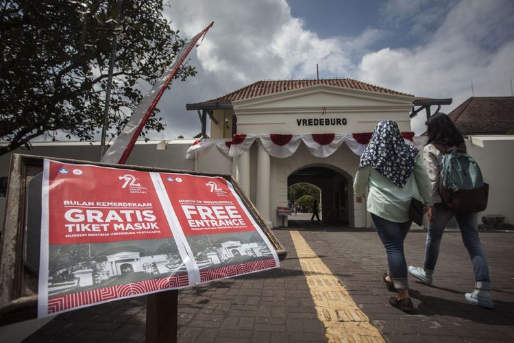 Pengunjung memasuki Museum Benteng Vredeburg, Yogyakarta, Rabu (9/8/2017). Dalam rangka menyambut Bulan Kemerdekaan Republik Indonesia, Kementerian Pendidikan dan Kebudayaan menggratiskan tiket masuk cagar budaya dan museum di Indonesia yang berada di bawah Kemendikbud sepanjang Agustus 2017. ANTARA FOTO/Andreas Fitri Atmoko/kye/17. 