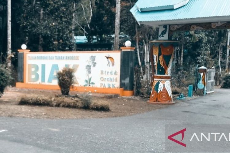 Ilustrasi pintu masuk area Taman Burung-Anggrek Ruar di Jalan Raya Bosnik, Distrik Biak Timur, Kabupaten Biak Numfor, Papua.