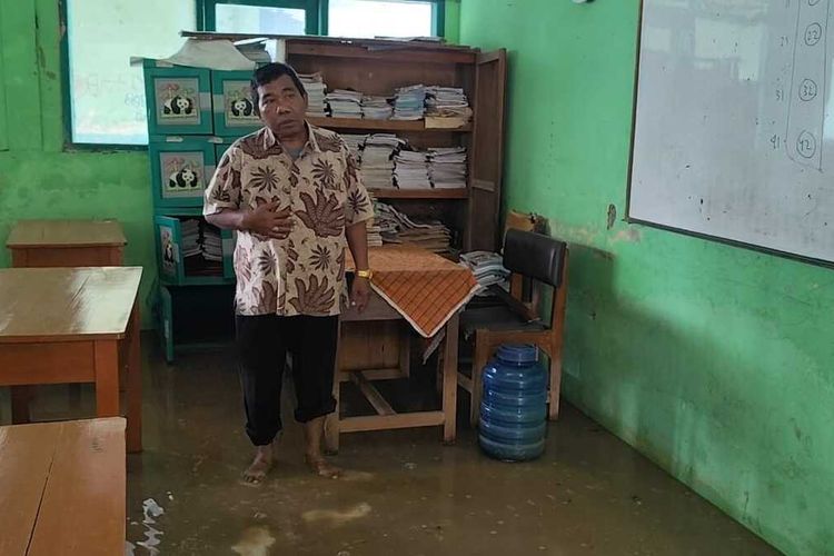 Taryono, Guru Agama SDN 1 Bayalangu Kidul Kecamatan Gegesik Kabupaten Cirebon mengelus dada saat menceritakan banjir yang tak kunjung selesai kepada Kompas.com Jumat (17/1/2025) siang. Dia mengeluh dan merasa malu terhadap para murid.