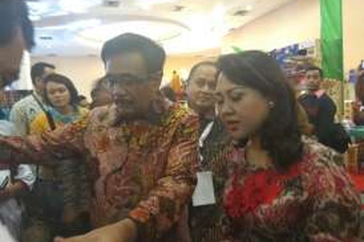 Calon wakil gubernur DKI Jakarta Djarot Saiful Hidayat bersama istrinya Happy Farida asyik berbelanja batik di bazar Mitra Sarana Perjuangan (MSP) Expo di Gedung Smesco, Jumat (2/12/2016).