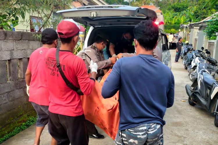 Petugas mengevakuasi jasad nenek asal Banjar Dinas Tegal, Desa Sangsit, Kecamatan Sawan, Kabupaten Buleleng, Provinsi Bali, berinisial KR (67) yang ditemukan tewas di dasar jurang sedalam 7 meter.