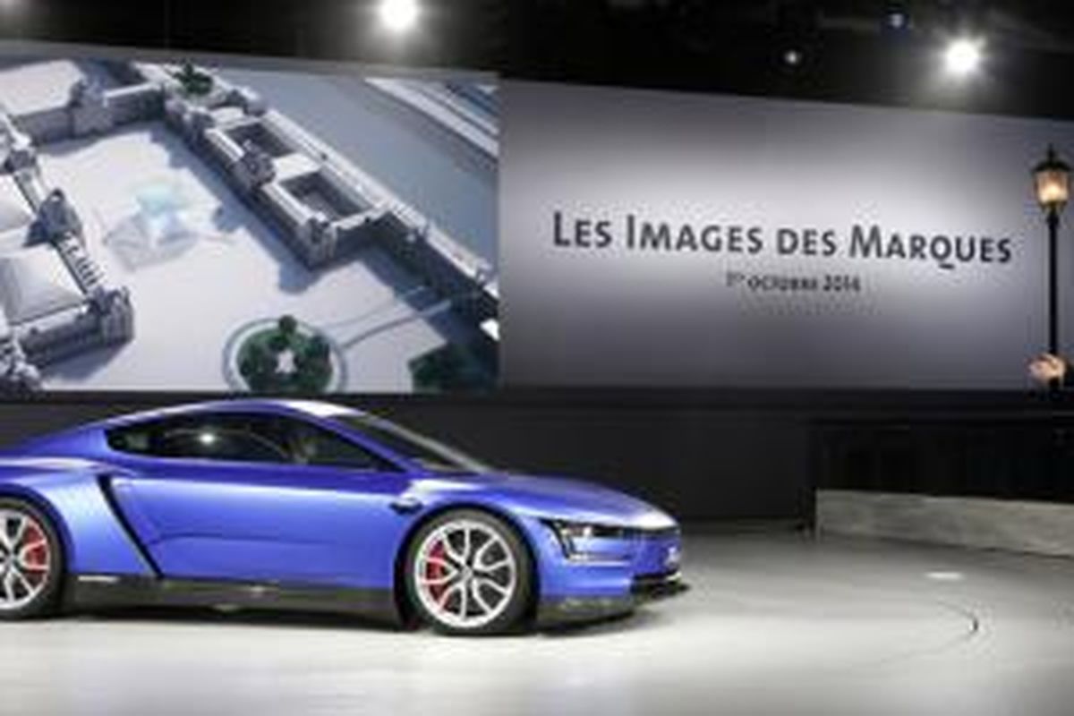 Martin Winterkorn (kanan) memperkenalkan VW XL Sport terbaru di Paris Motor Show2014.