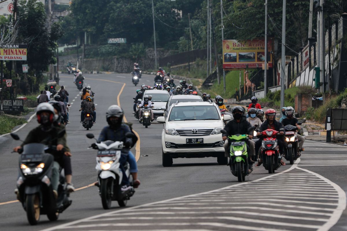Suasana lalu lintas di jalur Puncak, Kabupaten Bogor, Senin (1/6/2020). Petugas melakukan penyekatan di pos Rindu Alam yang berbatasan dengan wilayah Cianjur  untuk mencegah penyebaran virus Covid-19 melalui aktivitas mudik masyarakat.