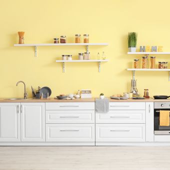 Ilustrasi dapur dengan warna kuning lembut.