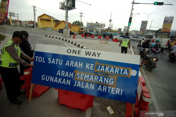 Petugas menutup akses jalan masuk Tol Pejagan-Pemalang di pintu keluar Tegal, Adiwerna, Kabupaten Tegal, Jawa Tengah, Jumat (7/6/2019). Pihak tol dan Polda Jawa Tengah, pada H+2 arus balik Lebaran 2019, merencanakan mulai pukul 14.00 WIB hingga waktu yang belum ditentukan, menutup sejumlah gerbang tol trans Jawa ke arah Jawa Tengah, karena pemberlakuan jalur satu arah (one way) dari Kalikangkung, Semarang hingga Jakarta.