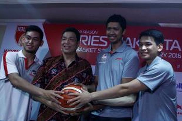 Pemain M88 Aspac Jakarta, Widyanta Putra Teja (kiri), berpose bersama pelatih Aspac, Jugianto Kuntardjo (dua dari kiri), pelatih Satria Muda Pertamina, Cokorda Raka Staria Wibawa (dua dari kanan), dan pemain SM, Yosua, pada konferensi pers jelang IBL 2016 di Hall Basket Senayan, Jakarta, Jumat (8/1/2015).
