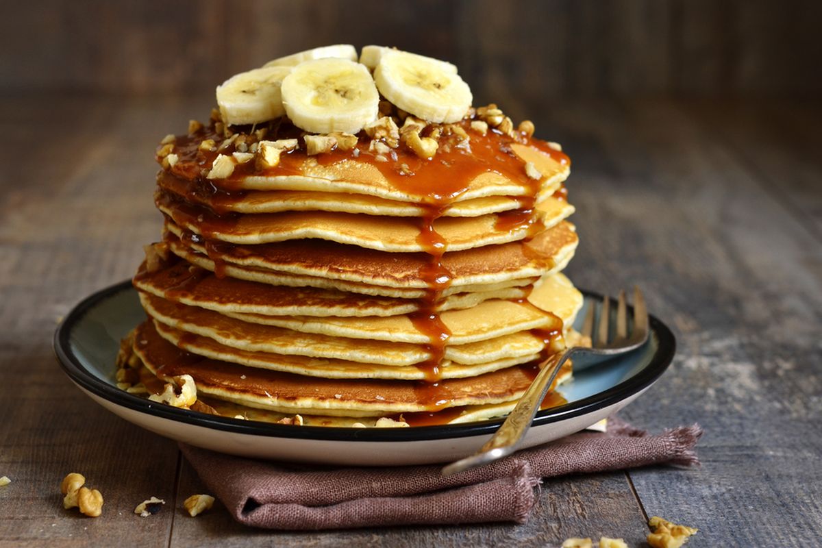 Ilustrasi banana pancake atau pancake pisang.