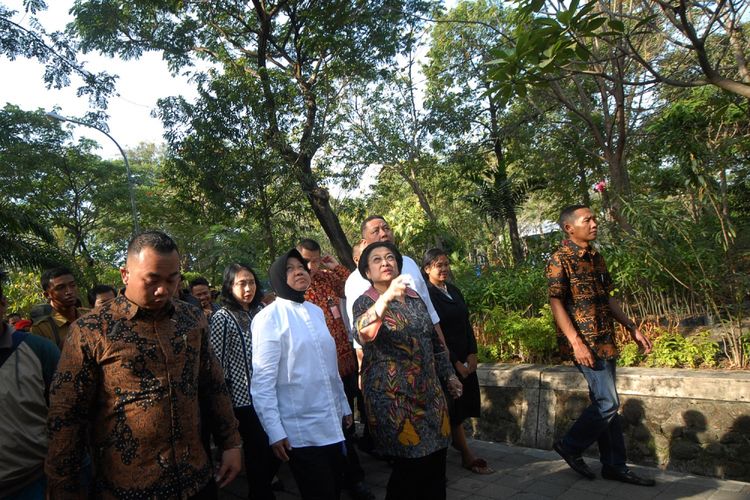 Ketua Umum PDI Perjuangan Megawati Soekarnoputri (ketiga kiri) didampingi Wali Kota Surabaya Tri Rismaharini (kedua kiri) dan Wakil Wali Kota Surabaya Wisnu Sakti Buana (ketiga kanan) mengunjungi Kebun Bibit Wonorejo Surabaya, Jawa Timur, Senin (11/9/2017). Kunjungan tersebut merupakan rangkaian dari safari politik dari Megawati Soekarnoputri terkait Pemilihan Gubernur Jawa Timur 2018. ANTARA FOTO/M Risyal Hidayat/aww/17.