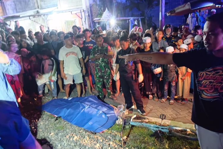 Jenazah korban yang diduga menabrakkan diri ke kereta api yang sedang melintas di perlintasan rel kereta Jalan Kolonel Sugiono Gang 10 A, Kecamatan Sukun, Kota Malang pada Senin (25/3/2024) malam.