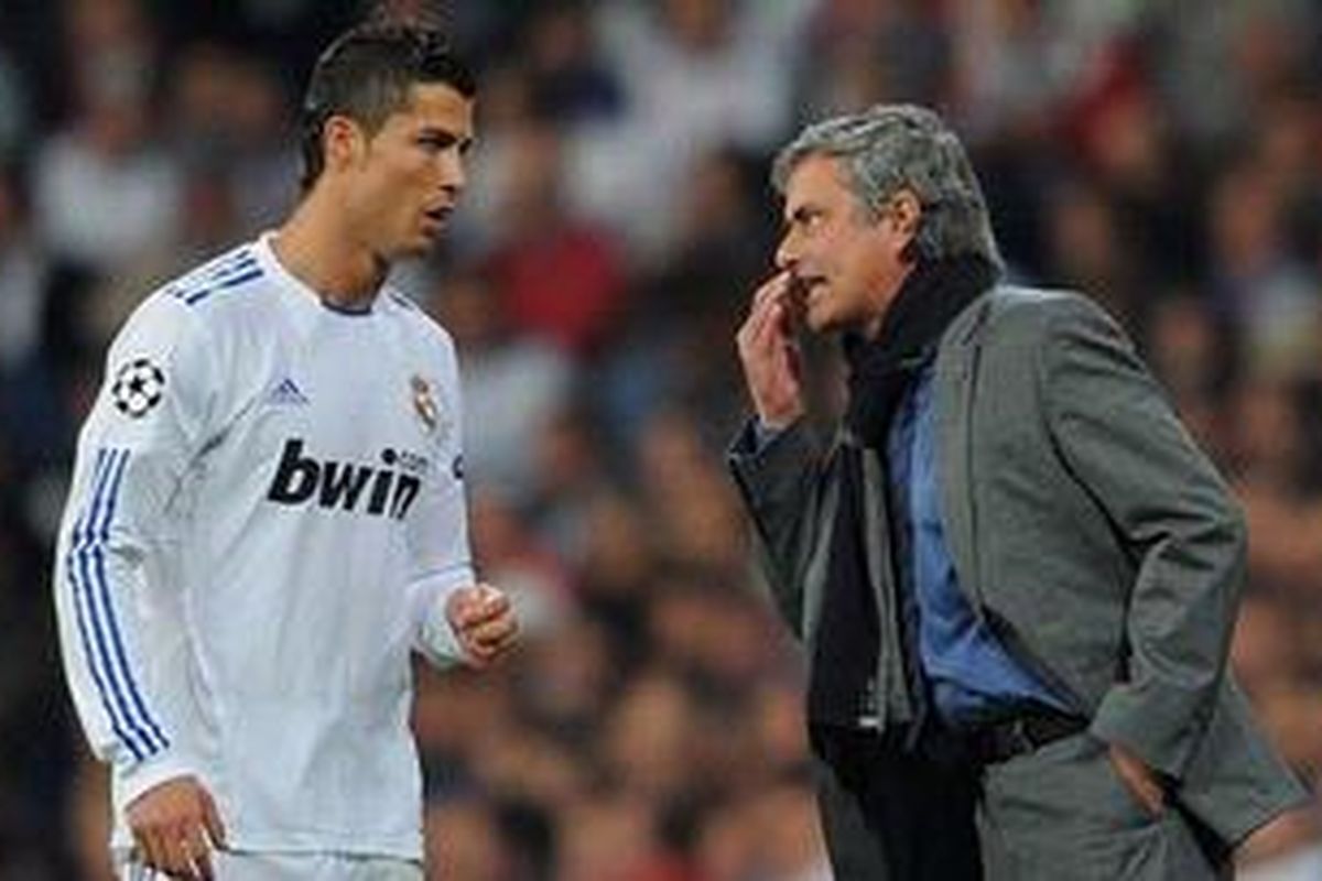 Pelatih Real Madrid, Jose Mourinho (kanan), dan pemain andalannya, Cristiano Ronaldo.