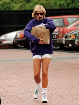 Di tahun 1996, paparazzi mengabadikan momen di mana Putri Diana tengah berada di areal parkir Harbour Gym, Chelsea, Inggris, dengan tas tersebut.

