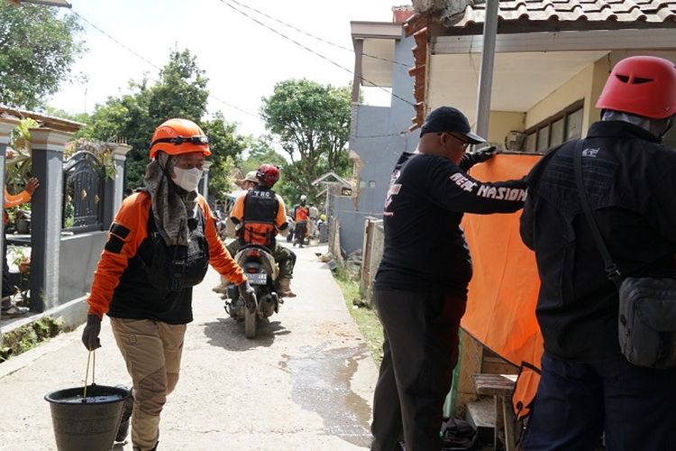 Erika saat melakukan salah satu kegiatan kemanusiaan di lokasi bencana gempa bumi di Cianjur.