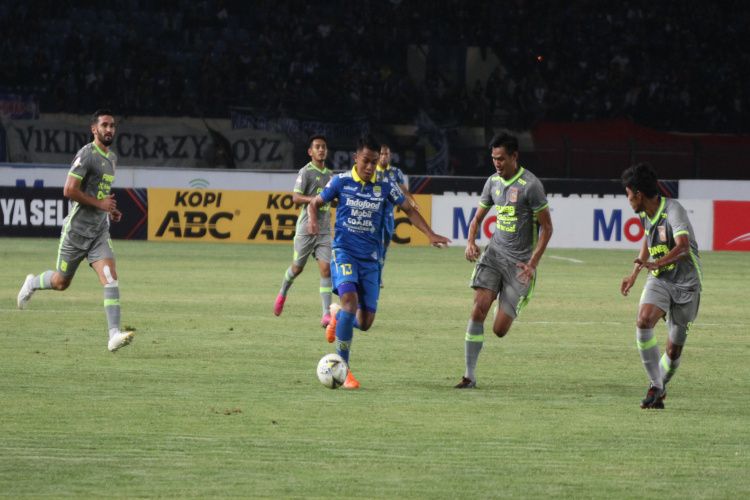 Pemain Persib Bandung, Febri Hariyadi, dalam laga melawan Borneo FC, di Stadion Si Jalak Harupar, Kabupaten Bandung, Rabu (14/8/2019).