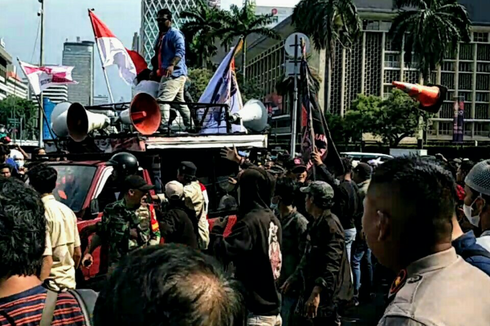 2 Kelompok yang Demo Tolak Kenaikan BBM di Patung Kuda Bentrok, Polisi: Ada Miskomunikasi