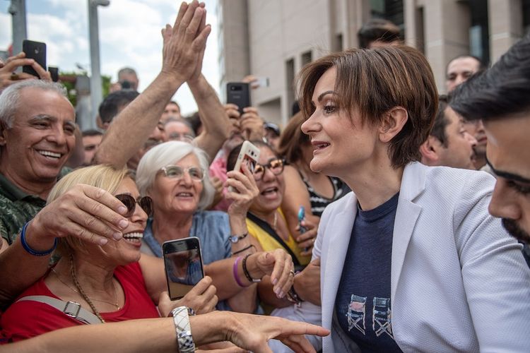 Politisi dari Partai Rakyat Republik (CHP), Canan Kaftancioglu, menyapa para pendukungnya di luar gedung pengadilan utama Istanbul, Jumat (28/6/2019).