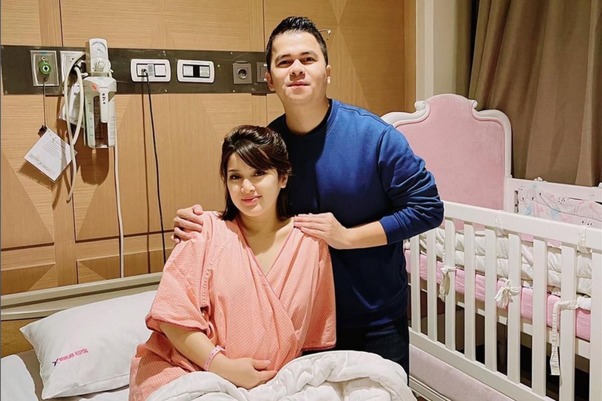 Pasangan artis Handika Pratama dan Rosiana Dewi