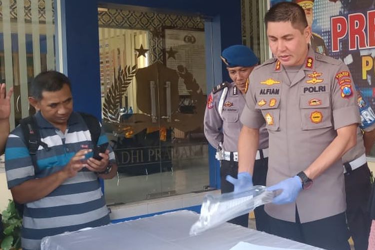 Kapolres Jember AKBP Alfian Nurrizal saat memberikan keterangan tentang pengaduan palsu nenek Sumirtuk.