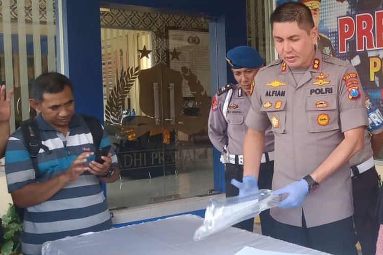 Kapolres Jember AKBP Alfian Nurrizal saat memberikan keterangan tentang pengaduan palsu nenek Sumirtuk