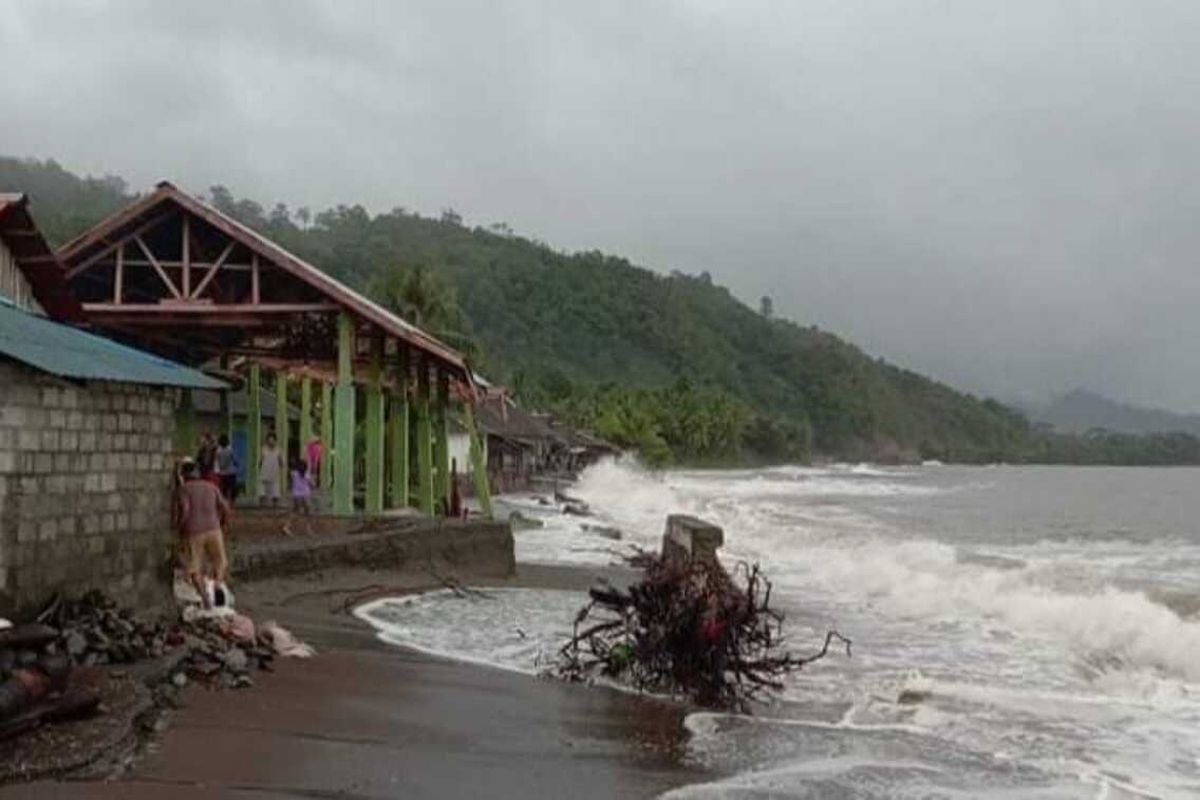Gelombang tinggi merusak 23 rumah warga di Desa Waesili, Kecamatan Waesama, Kabupaten Buru Selatan, Maluku, Selasa (7/9/2021)