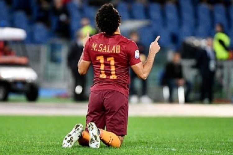 Pemain sayap AS Roma, Mohamed Salah, melakukan selebrasi dengan bersyukur seusai menjebol gawang Bologna, Minggu (6/11/2016). 