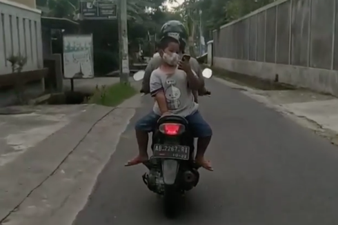 Viral, Video Bocah Santuy Dibonceng Hadap Belakang Sambil Main Ponsel